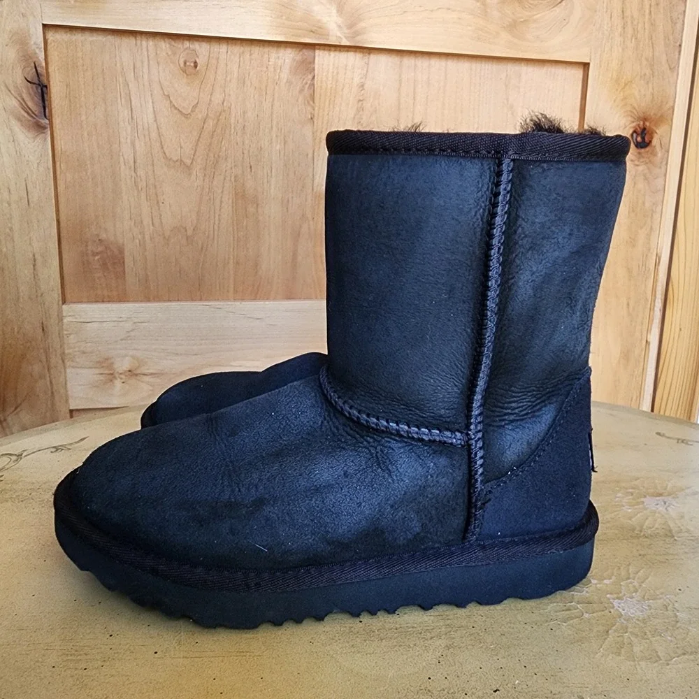 UGG Y2K Classic Short II Black Boots Youth Kids US 2 Suede Leather Shearling